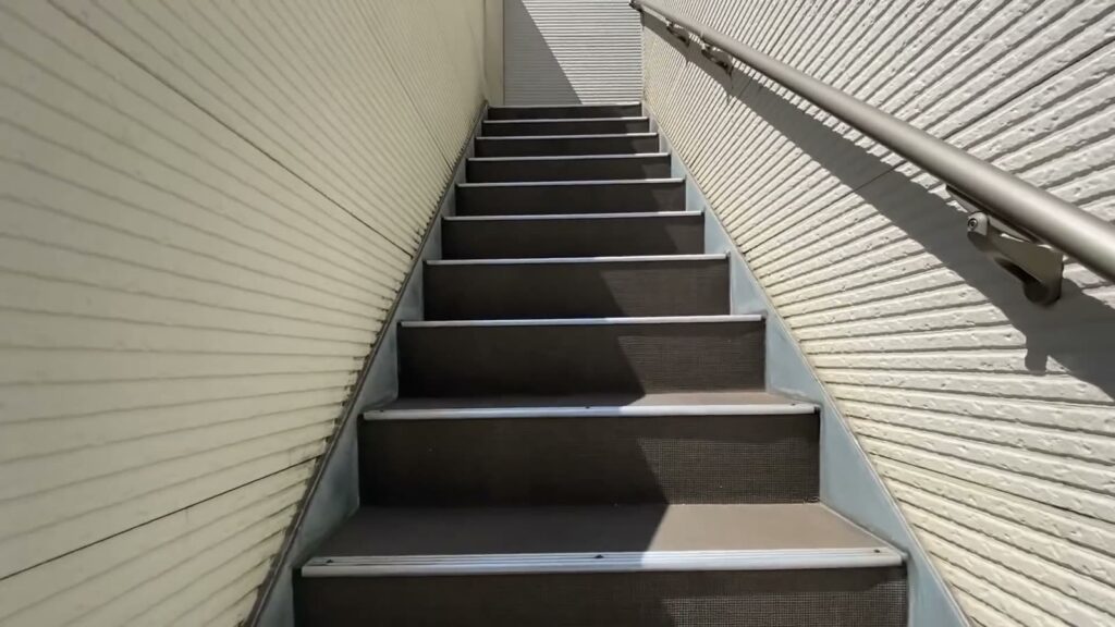 1LDKの外階段