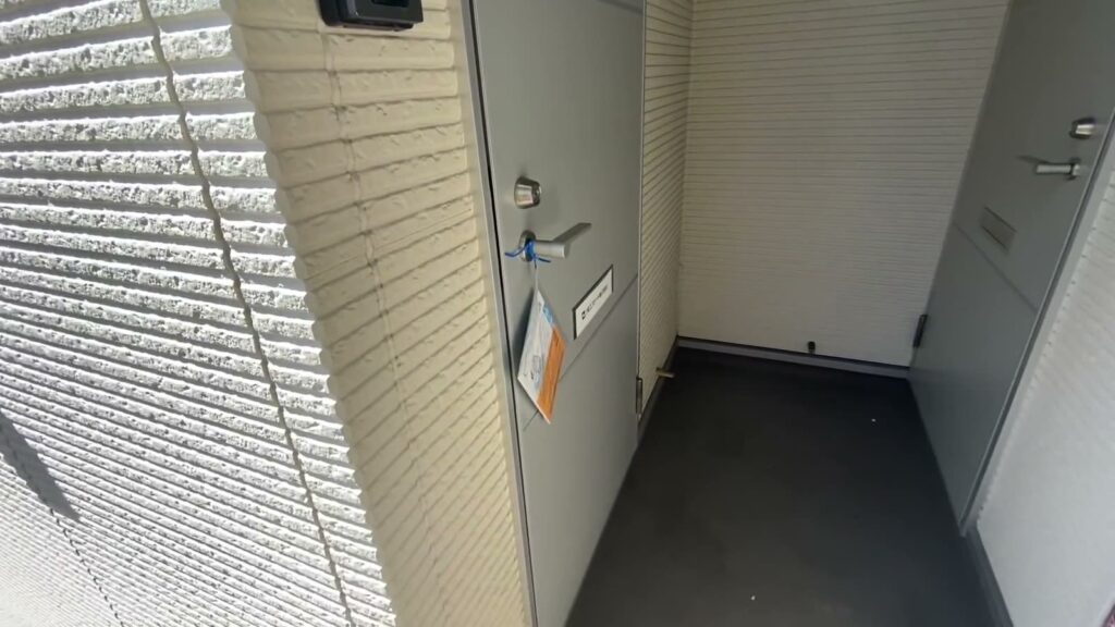 1LDKの玄関ドア前