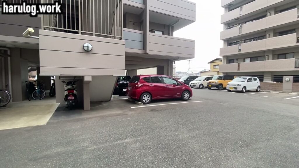ファーネスト東那珂 3LDKの駐車場