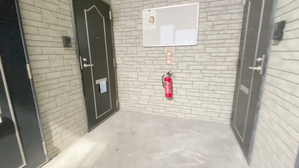 福岡県のロフト付きの部屋 ロフト付きの共用階段の先