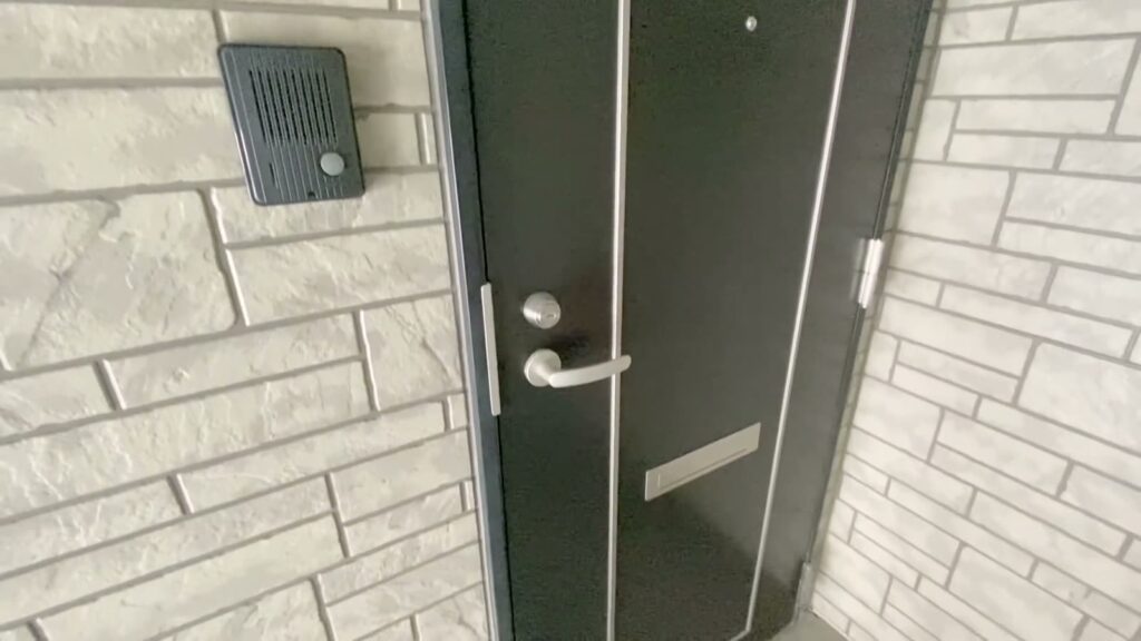 福岡県のロフト付きの部屋 ロフト付きの玄関ドア