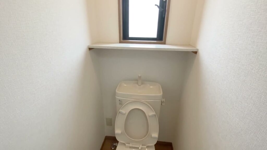 福岡県のロフト付きの部屋 ロフト付きの小窓と棚