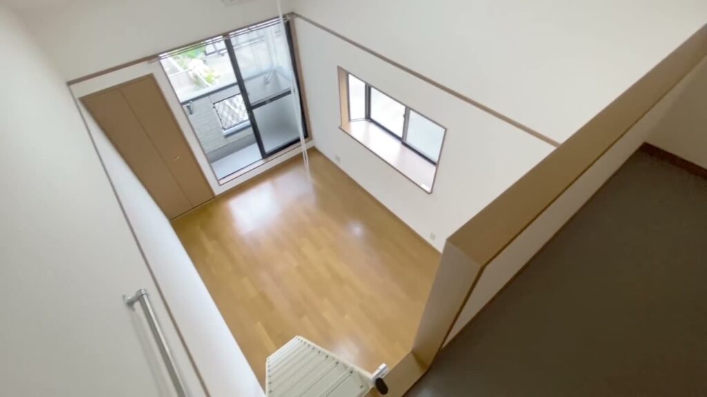福岡県のロフト付きの部屋 ロフト付きの洋室を見下ろす
