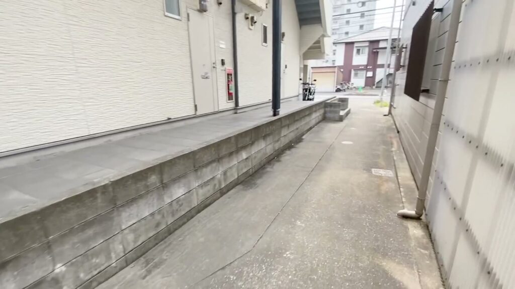 福岡県のロフト付きの部屋 ロフト付きの建物横の通路