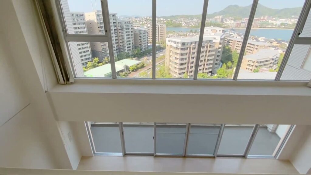 福岡県のメゾネット4LDK 4LDKの吹き抜けを見下ろす