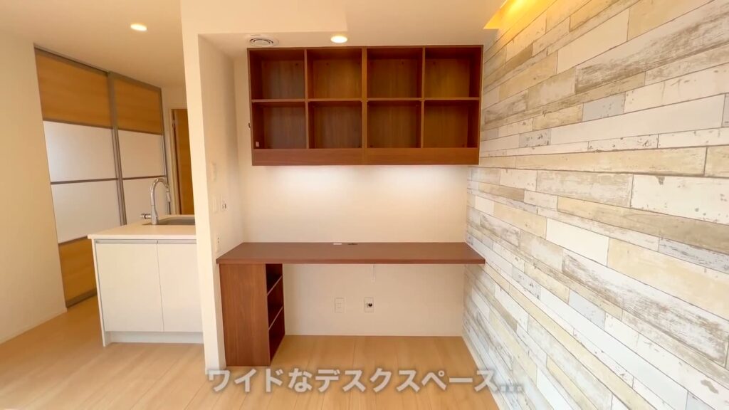 広島市東区の1LDK 1LDKのデスクと棚
