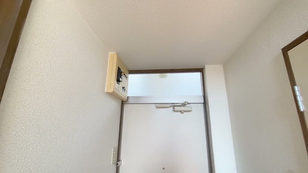 ロフト付き1K 1Kの玄関の上部