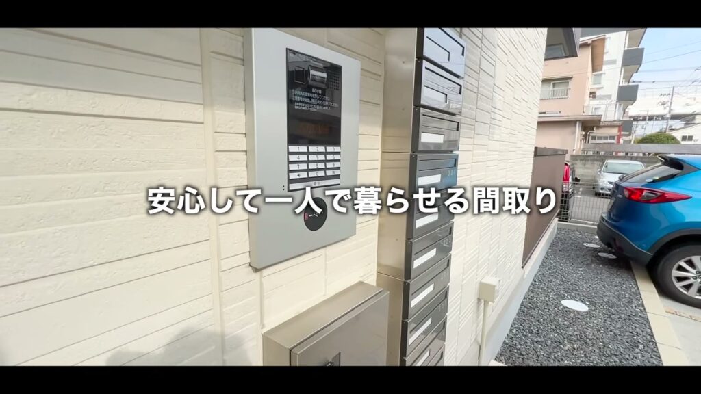Kanata kogo 1LDKのインターホンと駐車場