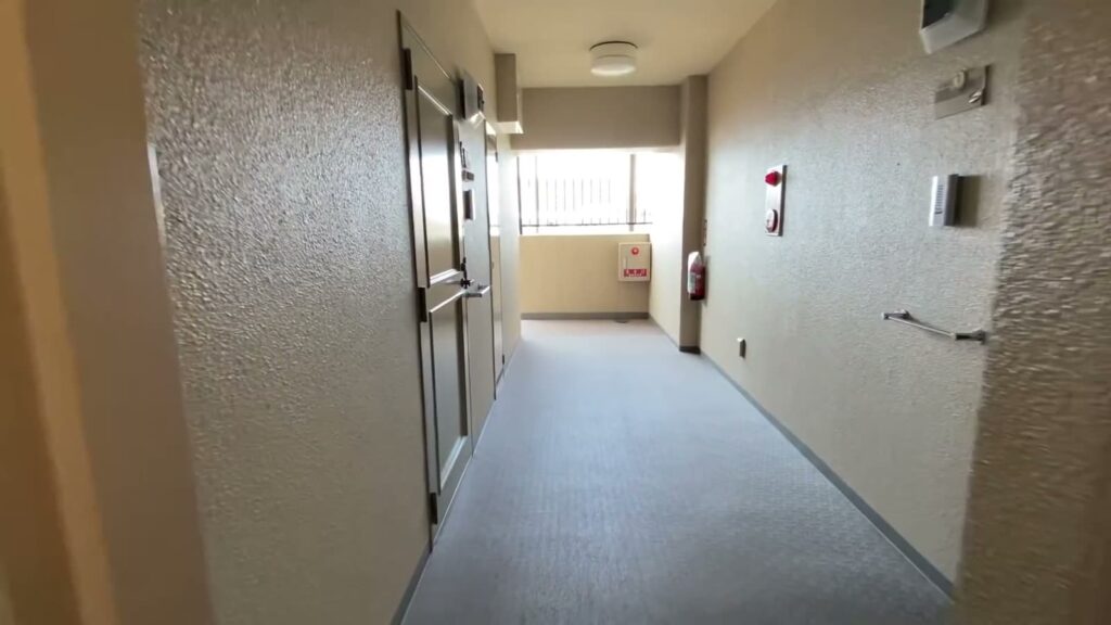 FARNEST 4LDKの共用廊下