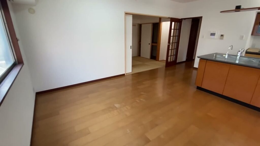 FARNEST 4LDKのLDKから和室へ