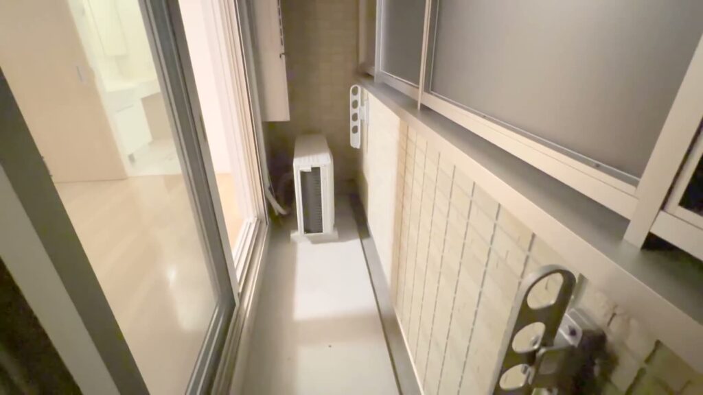 1Rのエアコン室外機