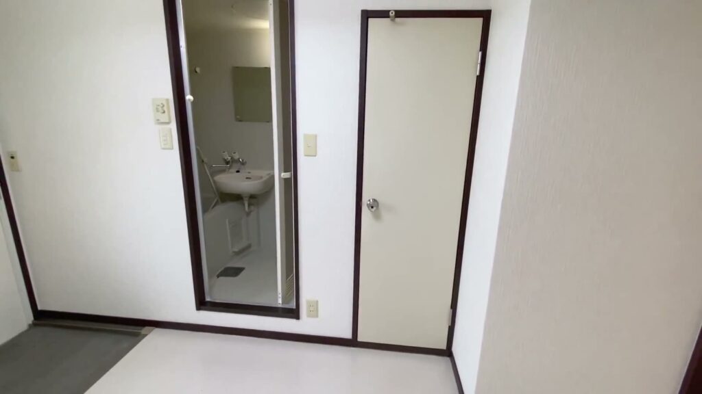1Kの浴室の入口