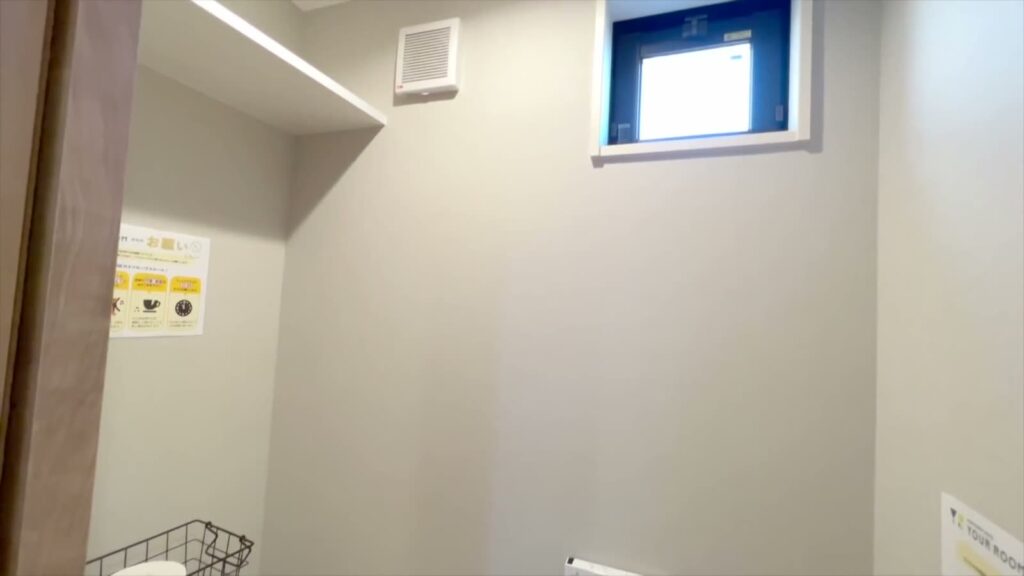 YOUR ROOM熊本（205号室） 1LDK＋和風ロフトのトイレの窓
