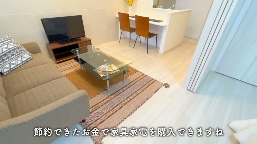 プレジオ布施ASIAN 1LDKのソファとTV