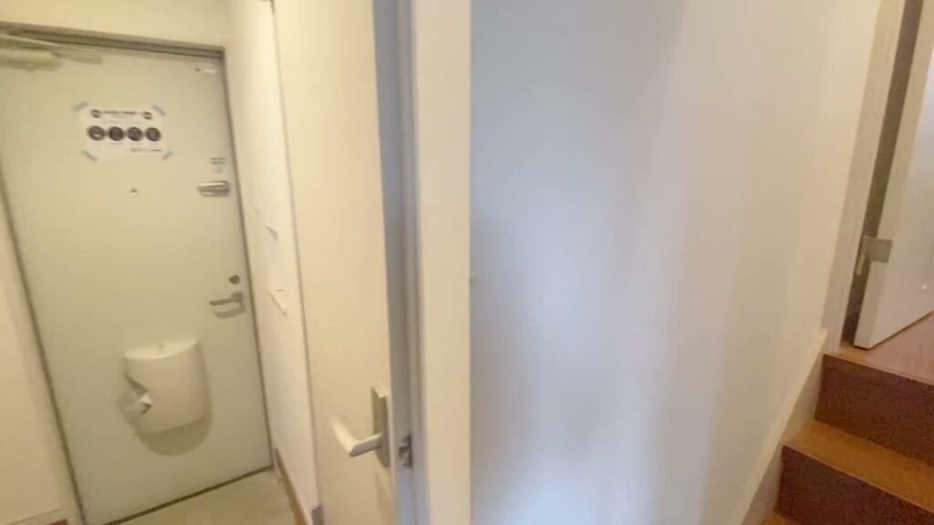 2LDKの玄関から階段