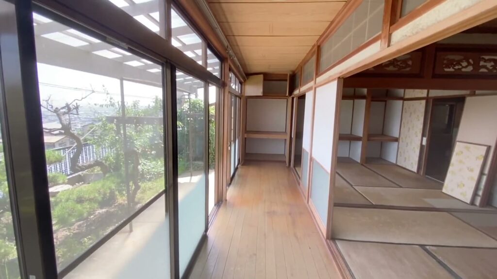 古民家の賃貸戸建て 5DKの縁側から見た庭