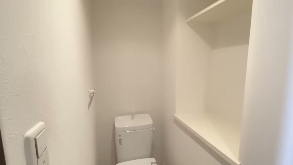 福岡県のロフト付き1LDK 1LDKのトイレの棚