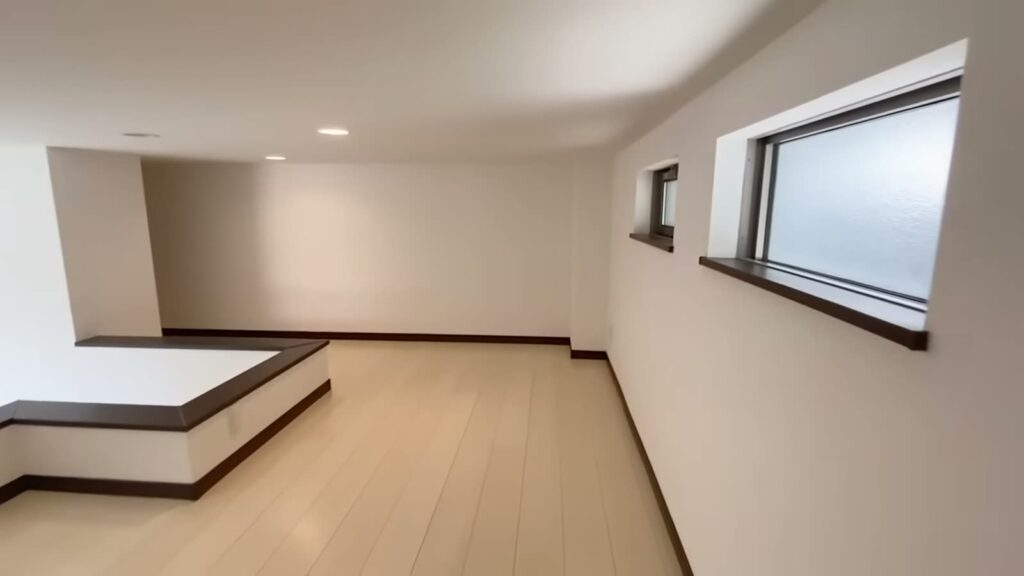 福岡県のロフト付き1LDK 1LDKのロフトの窓