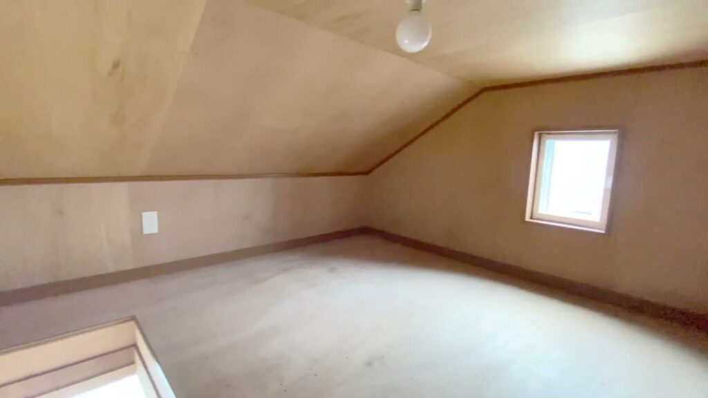 4LDKの屋根裏の照明