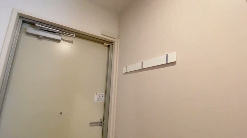 福岡市の2LDK 2LDKの玄関ドアとフック