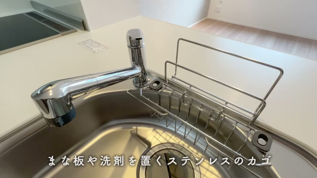 1LDKのシンクとカゴ