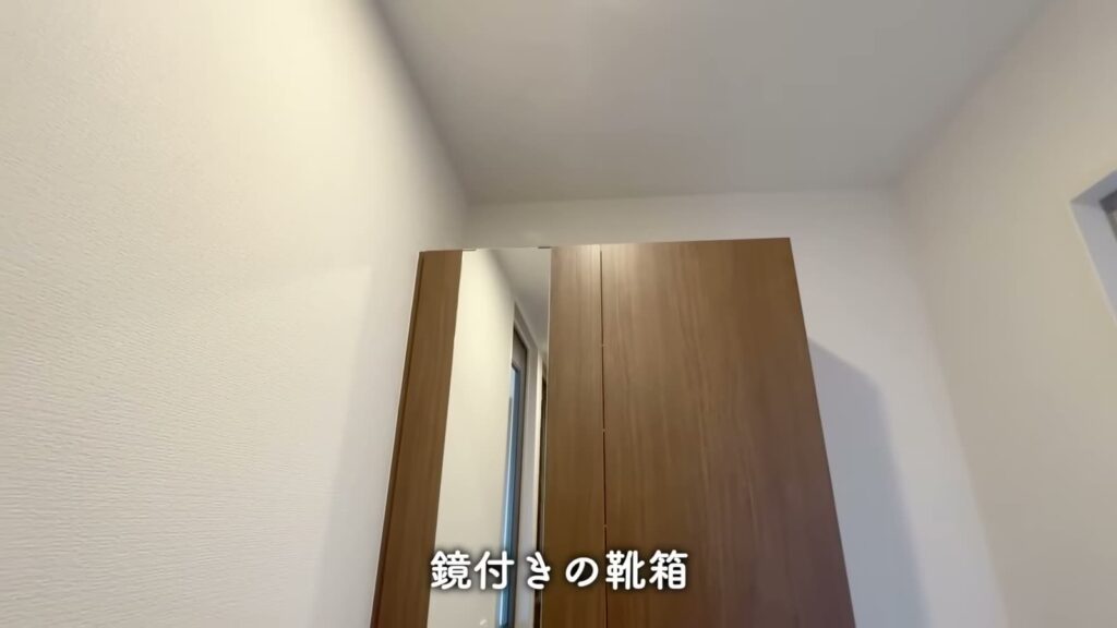 フィオーレ井口明神 1LDKの鏡付きの靴箱
