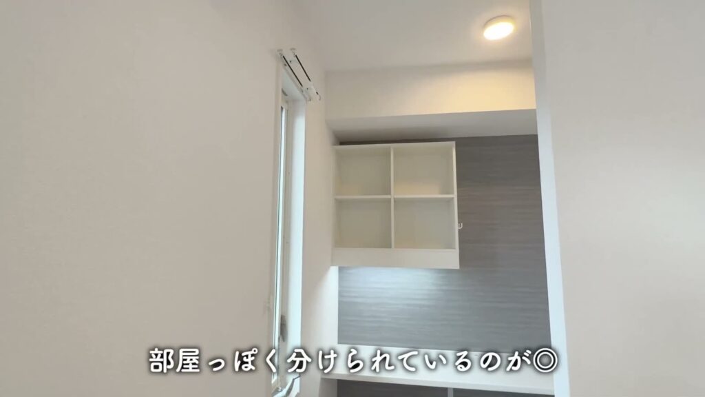 1LDKの棚とデスク