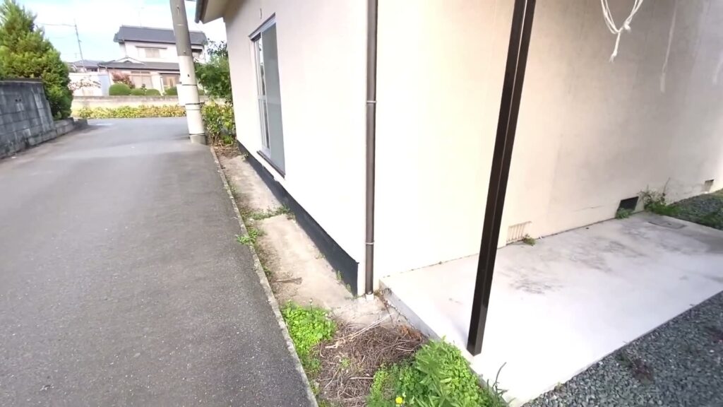 広島県の平屋 3Kの建物の横