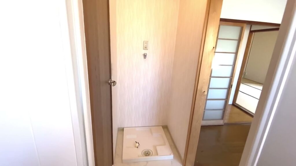 広島県の平屋 3Kの洗濯機置き場の入口