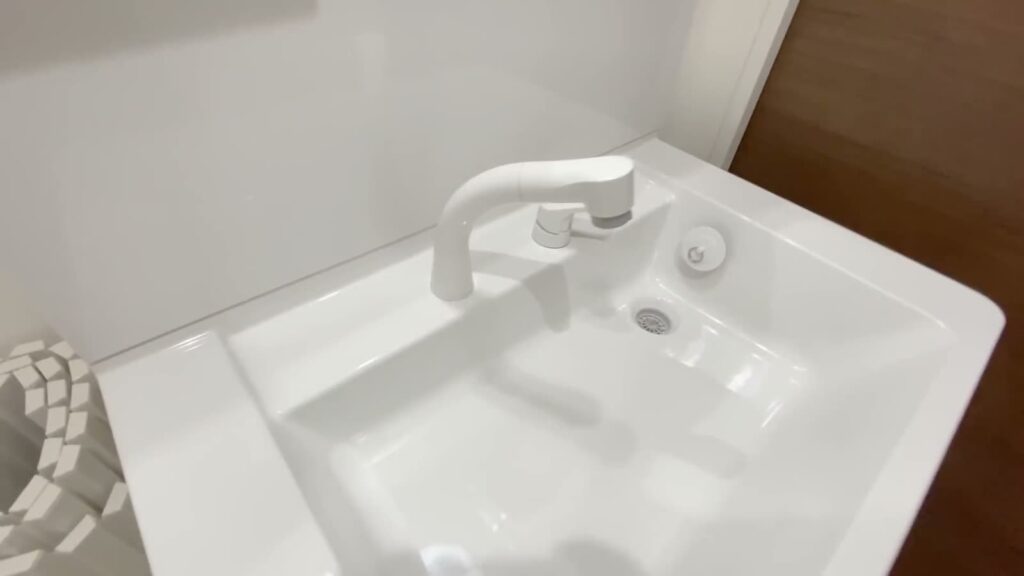 広島県の1LDK 1LDKのホースが伸びる水栓