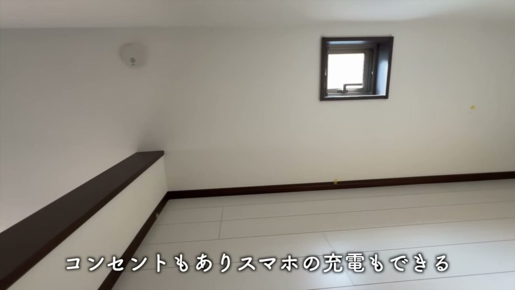 TAPETUM横濱 1Kのコンセントと窓
