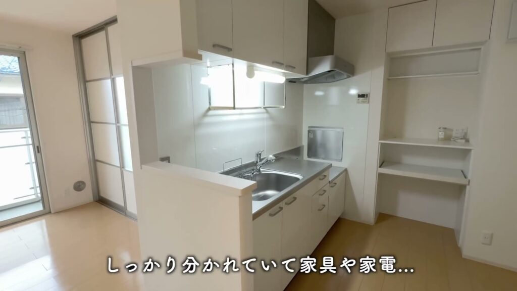 2LDKのキッチン越しのLDK