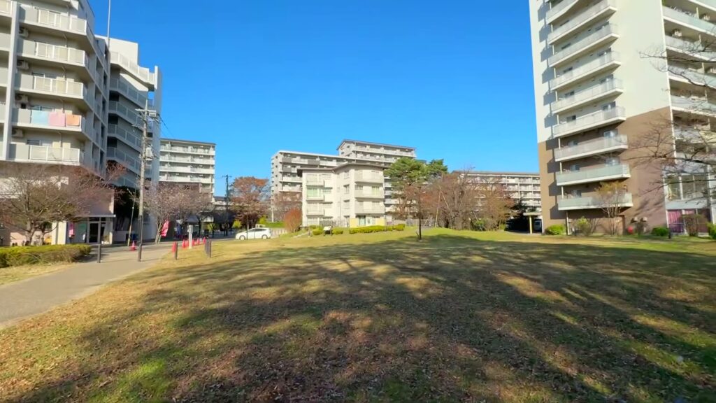 ひばりが丘パークヒルズ 2DKの住棟と芝生