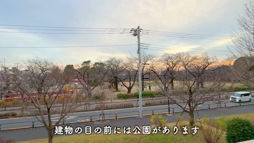 花畑団地 2DKの建物の前の公園