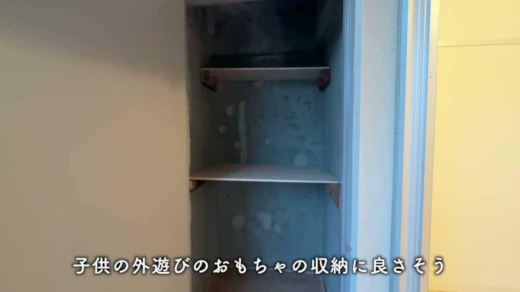 花畑団地 2DKのベランダの物入れ