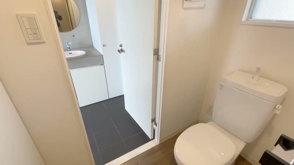 広島市中区の1R 1Rのトイレと洗面ボウル