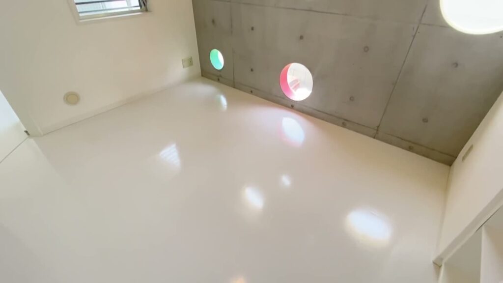 広島市南区の1LDK 1LDKの壁一面の窓