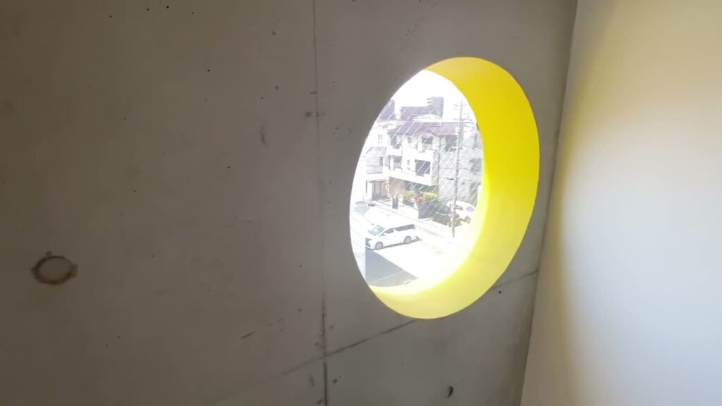 広島市南区の1LDK 1LDKの黄色の丸窓