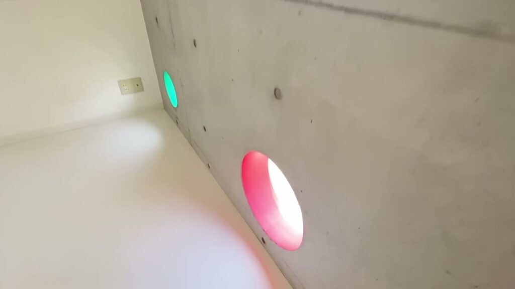 広島市南区の1LDK 1LDKの赤い丸窓