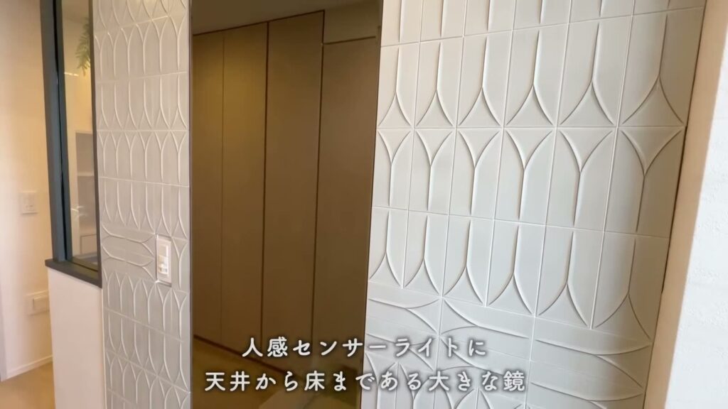 ジェイグラン国立 2LDKの玄関の鏡