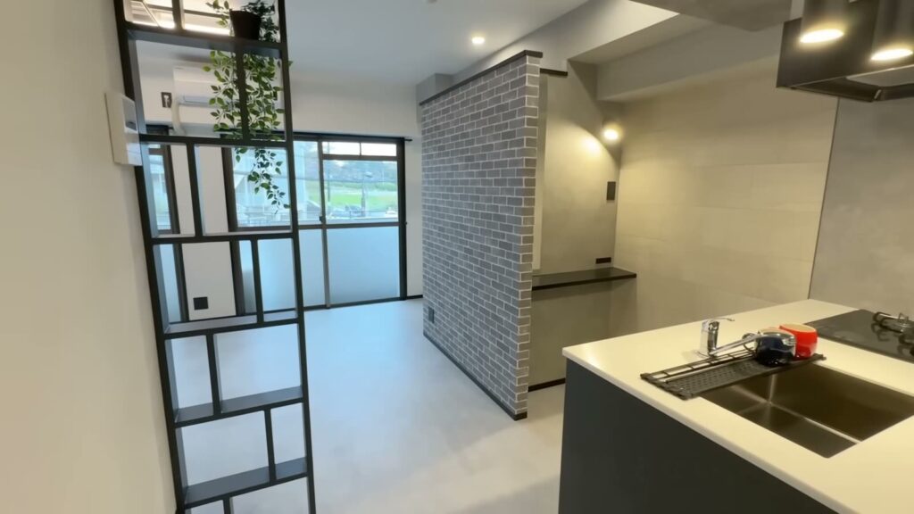 豊中市西泉丘のワンルーム 1Rのキッチンから見た居室