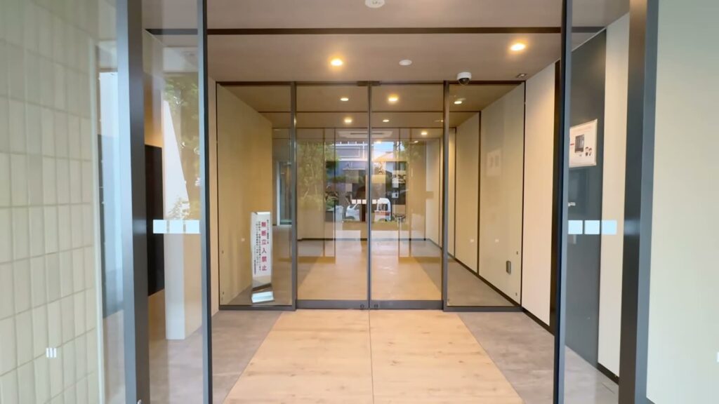 プライムフィット横浜富岡 1LDKのエントランスの扉