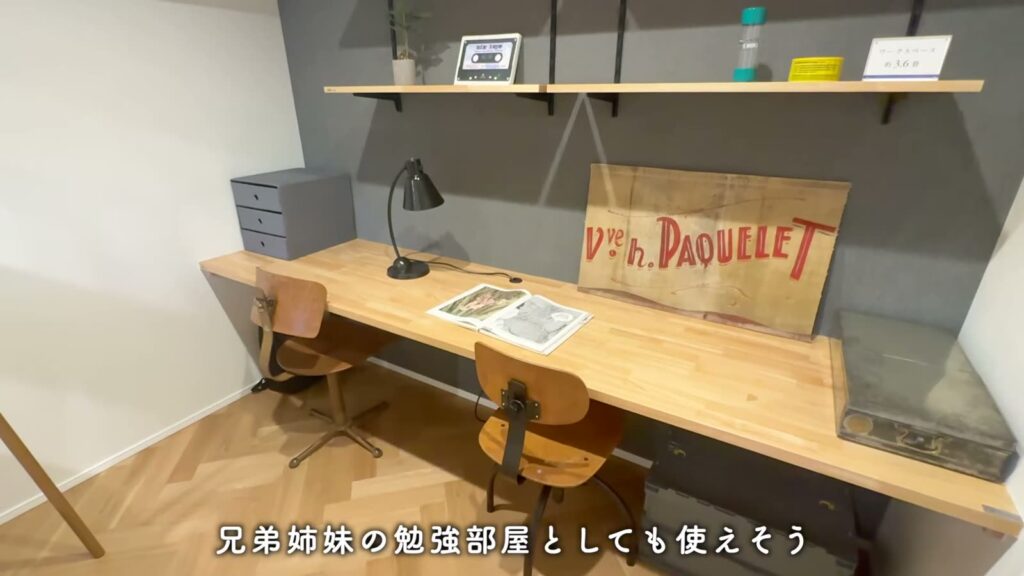 プライムフィット横浜富岡 1LDKの机と棚