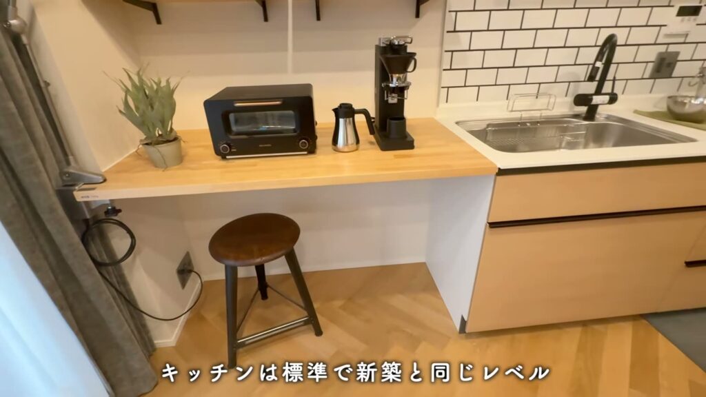 プライムフィット横浜富岡 1LDKの棚と作業台