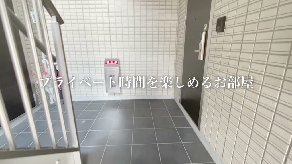 2LDKのエントランスと玄関ドア