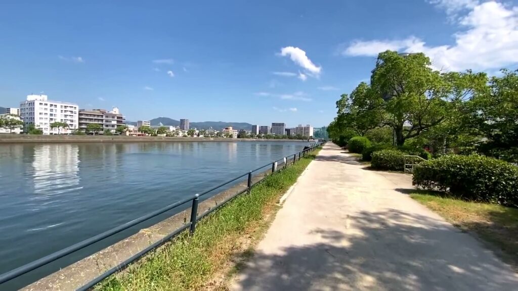 1R+ロフトの川沿いの緑道