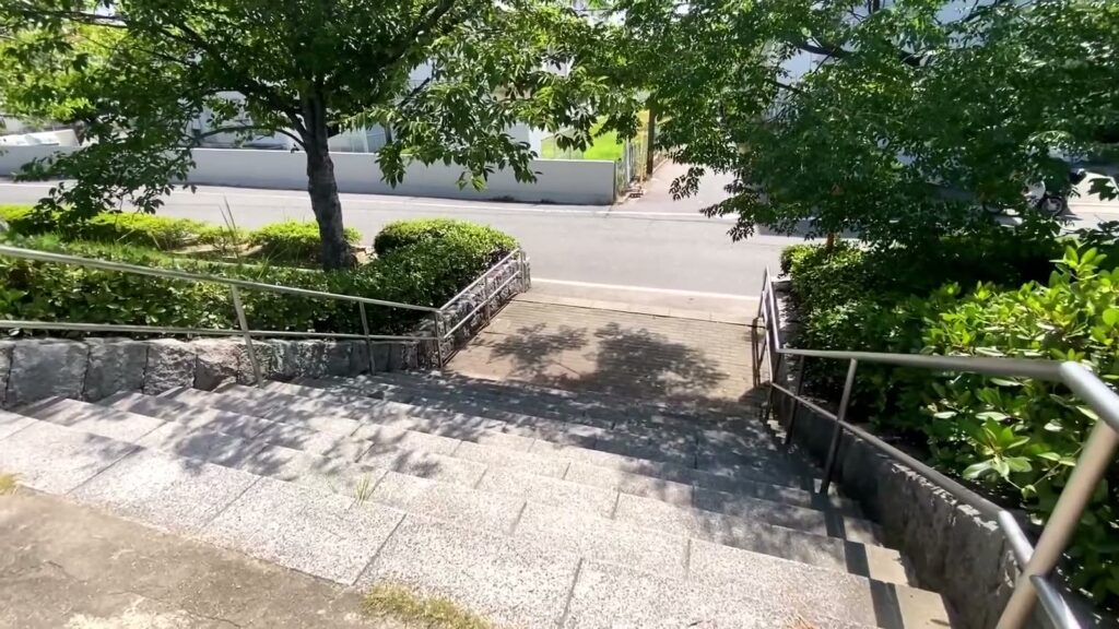 1R+ロフトの緑道から街へ