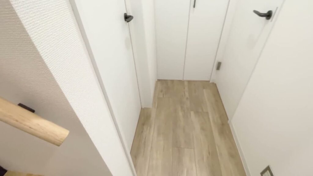 1R+ロフトのトイレへの廊下