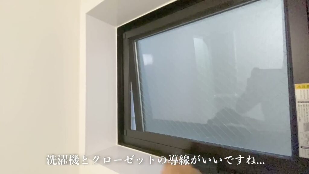 1R+ロフトの浴室の窓