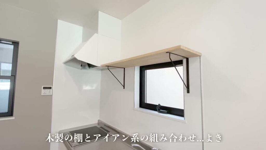 1R+ロフトの吊り棚と窓